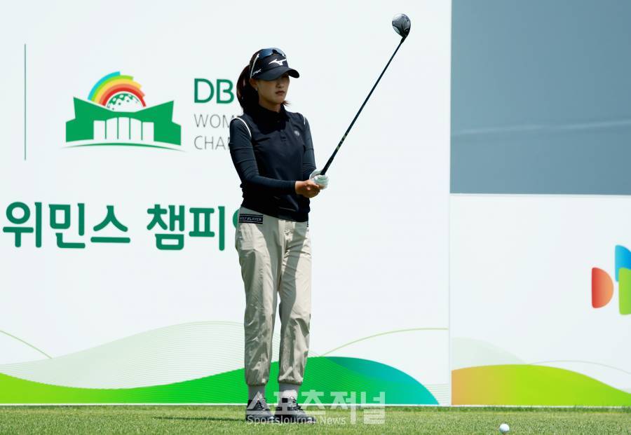 [SJ골프] 방향 살피는 박서현 ,KLPGA '제1회 DB 위민스 챔피언십'둘째날 1번홀 출발