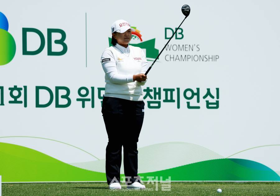 [SJ골프] 타깃 방향 확인하는 신다인,KLPGA '제1회 DB 위민스 챔피언십' 둘째날 10번홀 티샷